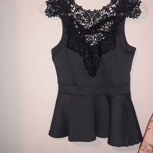 An elegant daring blouse, it's darling!!🖤💄